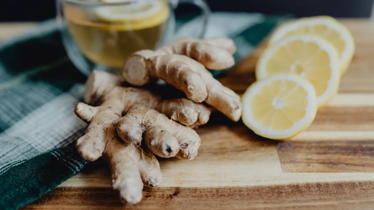 5 chás de raízes anti-inflamatórios que você precisa conhecer