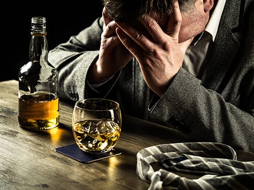 Existe uma conexão entre álcool e depressão?  |  STR