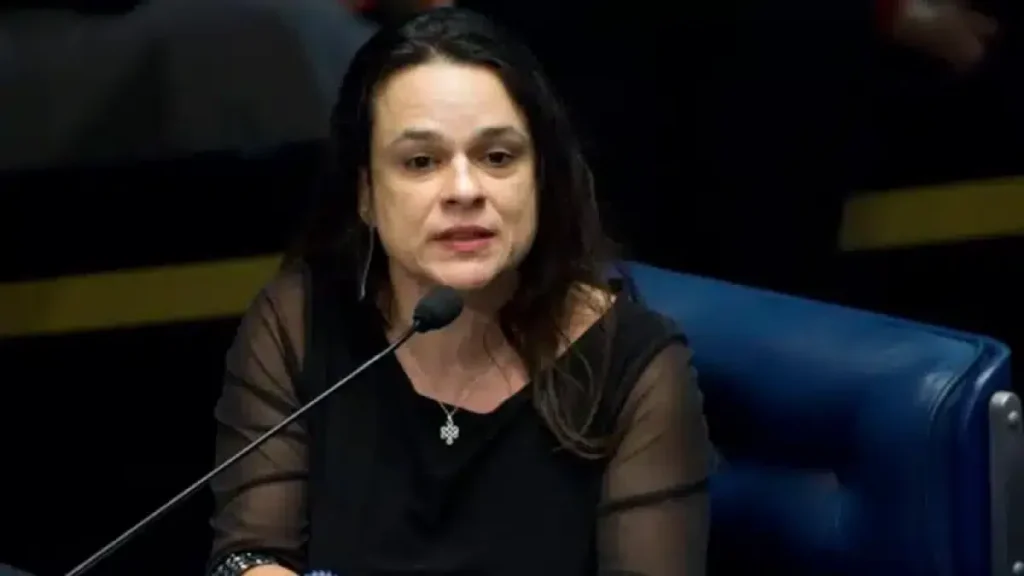 Janaina Paschoal critica promotora por proibir oração: 'Estado laico não é ateu 1 Janaina Paschoal critica promotora por proibir oração: 'Estado laico não é ateu