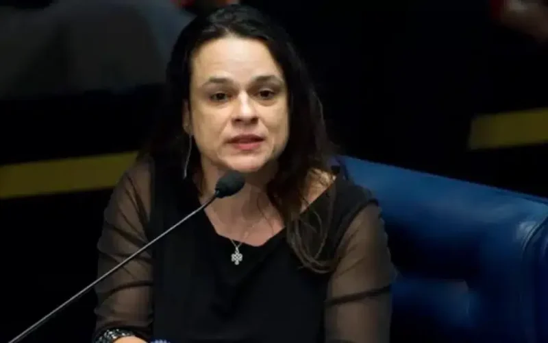 Janaina Paschoal critica promotora por proibir oração: 'Estado laico não é ateu